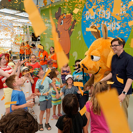 Ravensburger_Spieleland_Der Tag mit der Maus_Ralph Caspers mit der Maus und Kindern bei der Bühnenshow